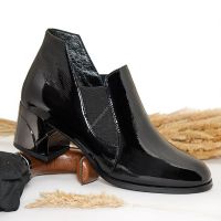Лаковые ботильоны с двумя резинками на среднем каблуке в Киеве