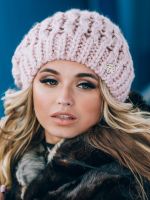 утепленная вязаная шапка на флисе с брошкой Рим