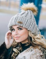 вязаная шапка с отворотом и меховым помпоном Вена