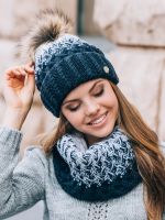 женская шапка с отворотом и меховым помпоном Фракфурт