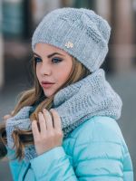 женская шапка утеплена флисом и сбоку брошка Кишинёв