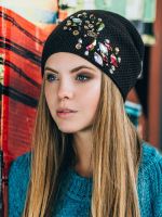 женская шапка украшена разноцветными камнями Афины